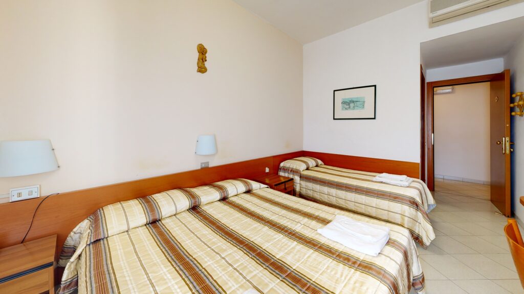 HOTEL-CASA-MARINA-LOANO-SV-Bedroom(12)