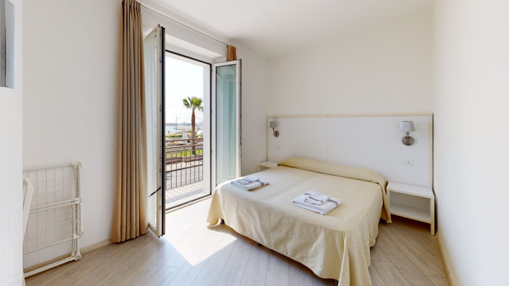 HOTEL-CASA-MARINA-LOANO-SV-Bedroom(16)