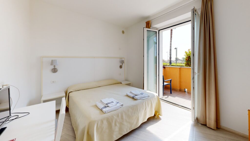 HOTEL-CASA-MARINA-LOANO-SV-Bedroom(8)